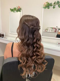 Gold Prom Hairstyles, Hair Styles For Prom Medium Length Curls, Prom Hairstyles Curls, Wavy Hair Prom, Prom Hair Looks, Grad Hairstyles, Graduation Hair, Purple Quince, Dance Concert