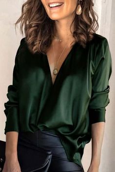 Satin Bluse, Academia Style, Draped Blouse, Satin Long Sleeve, Green Shirt, Green Blouse, V Neck Blouse, Outfits Casuales, V Neck Tops