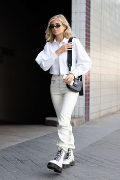 anfibi scarpe moda 2019 abbinamenti tendenze street style dr martens White Platform Doc Martens Outfit, Outfits With White Doc Martens, White Dr Martens Outfit, Platform Doc Martens Outfit, White Dr Martens