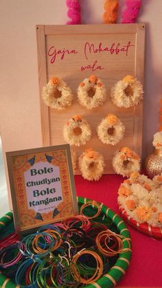 there are many bracelets on the table and in baskets next to it is a sign that says boke chuyan bhagan kash