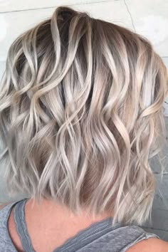 Shoulder Length Hairstyles 2023, Blonde Wedge Haircut, Med Length Bob Haircuts, Short Hair Color Ideas 2023, White Blonde Hair With Lowlights, Short Layered Wavy Hairstyles, Medium Length Layered Haircuts, Medium Length Hair With Layers, Messy Short Hair