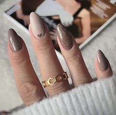 Nail December, Autumn Nails Oval, Simple Autumn Nails Short Brown, Brown Nails Autumn, Brown Autumn Nails Design, Beige Nails Sparkle, Simple Brown Nail Designs, Autumn French Manicure, Simple Thanksgiving Nail Designs