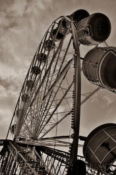 an old ferris wheel in black and white