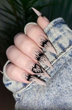 Punk Rock Nail Ideas, Gothic Biab Nails, Freehand Nail Designs, Gothic Autumn Nails, Metalcore Nails, Short Emo Nail Designs, Tattoo Style Nails, Nails Stelitto, Black Stelito Nails