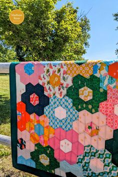 colorful hexagon flower quilt on fence Hexagon Flower Quilt, Flower Quilt Pattern, Retro Quilt, Flower Quilt Patterns, Modern Quilt Pattern, Hexie Quilt, Jelly Roll Quilt Patterns, English Paper Piecing Quilts, Sewing Machine Projects