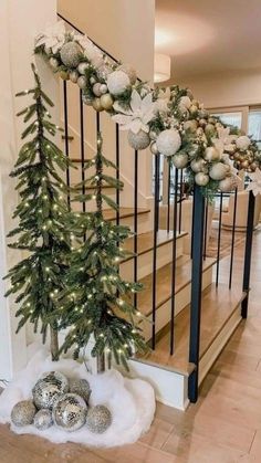 Christmas Garland Staircase, Ideas Decoracion Navidad, Christmas Staircase Decor, Christmas Stairs, Christmas Staircase, Staircase Decor, Front Porch Christmas Decor Ideas, Porch Christmas Decor Ideas, Christmas Themes Decorations