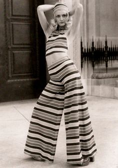 The hippie look, still popular as Ibiza look! 1970 Fashion, Striped Halter Top, Boogie Nights, Fashion 1970s, Stripes Dress, Seventies Fashion, Fur Clothing, Spring Wear