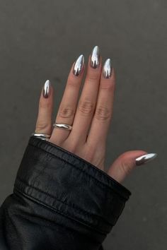 Silver nails Metallica Nails, Mirror Nails, Silver Nails, Funky Nails, Chic Nails, Chrome Nails, Cool Stuff, Nails Nailart