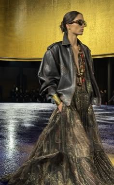 Runway Fashion Vintage, Saint Laurent Women, Look Boho Chic, Bright Fashion, Trends 2025, Fashion Victim, The Saint, Mode Inspo, Fashion Icons