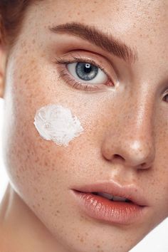 Beauty Myth, Retinol Eye Cream, Beauty Makeup Photography, Basic Skin Care Routine, House Of Beauty, Oil Free Moisturizers, Marine Collagen, Beauty Illustration, How To Exfoliate Skin