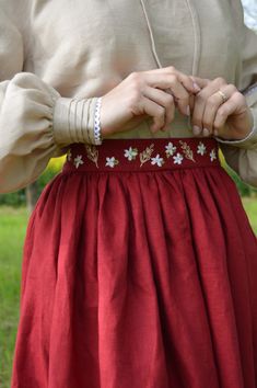 Casual Hobbitcore, Modest Cottagecore Outfits, Long Patterned Skirt, Embroidery On Skirt, Cottagecore Diy, Embroidered Skirts, Hand Embroidered Skirt, Skirt Embroidery, Cottagecore Skirt