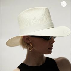 Nwt Janessa Leon Packable Hamilton Hat In Medium Bleach Color. White Panama Hat With Curved Brim, Elegant White Panama Hat In Toquilla Straw, White Straw Hat With Curved Brim, Classic White Wide Brim Hat, Modern Beach Hats For Summer, Classic White Fedora Sun Hat, Modern Beach Hats For Spring, Modern Summer Beach Hats, Classic White Fedora For Spring