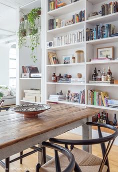 Shelf Decor Living Room, Sala Grande, White Bookcase, Built In Furniture, Home Fashion, Living Room Inspiration