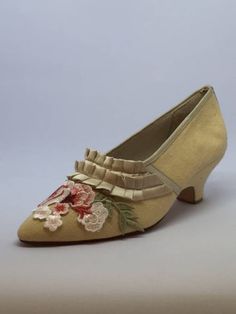 18th Century Shoe Reenactment Georgian Historical Footwear - Etsy Spring Wedding Heels With Leather Sole, Spring Gala Closed Toe Court Shoes, Traditional Formal Heels For Spring, 1800s Shoes, Rococo Shoes, Georgian Clothing, 18th Century Shoes, 1940s Shoes, Century Shoes