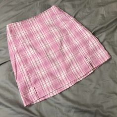 Bnwt Brandy Melville Cara Skirt In Pink Os If Anyone Has The Older Plaid Print/Style In Pink I May Be Interested In A Trade (See Last Pic) I Have This Skirt In Two Colors Already And Get So Much Wear Out Of Them! So Easy To Match With Any Outfit Super Cute & Gorg With A Crop Top Or Bralette Msg Me With Any Questions! I Do Deals On Bundles Dm For Intl Shipping! (You’ll Have To Cover Shipping Costs) Brandy Melville Cara Skirt, Brandy Skirt, Cara Skirt, Clueless Halloween Costume, Pink Plaid Skirt, Pink And White Plaid, Flannel Skirt, Brandy Melville Skirt, Plaid Pencil Skirt