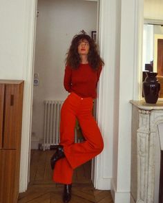 4,692 Me gusta, 32 comentarios - Eléonore (@eleonore.leojeanne) en Instagram: "🕺🏻" Pop Of Red Outfit, Monochromatic Looks, Red Flare, Reading Rainbow, Autumn Fits, 1990's Fashion, Outfits 2022, Red Pants