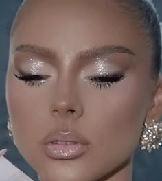 Glitz And Glam Makeup Look, White Shimmer Makeup Looks, Wedding Makeup Ethereal, Light Shimmer Eye Makeup, Champagne Makeup, Full Glam, Night Beauty, Smink Inspiration, Circle Lenses