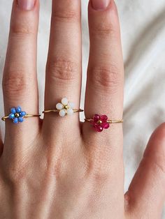 Flower Beaded Ring, Seed Bead Crafts, Daisy Ring, Jewelry Flower, Beaded Ring, Kids Bracelets, Handmade Jewelry Tutorials, Wire Ring, Flower Girl Gifts