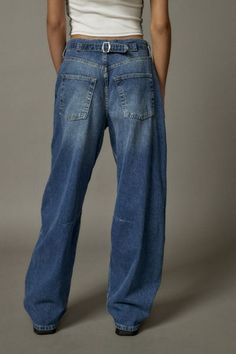 The ultimate pair of boyfriend jeans from BDG and only at Urban Outfitters. BDG Logan buckle baggy boyfriend jeans in a wardrobe-essential mid rise. Boyfriend fit buckle jeans with a baggy wide leg and buckle detail at the back for a cinchable waistband. Finished with light distressing at the hem for an effortlessly lived-in look. Features BDG Logan buckle baggy boyfriend jeans BDG baggy jeans with a cinchable waistband and stitched detailing at the knees Mid rise waist Rigid BDG denim Baggy leg Low Waisted Baggy Jeans, Baggy Jeans 90s, Baggy Boyfriend Jeans, Baggy Jeans For Women, Jeans Jumper, Baggy Jeans Outfit, Urban Outfitters Jeans, Buckle Jeans, Oversized Jeans