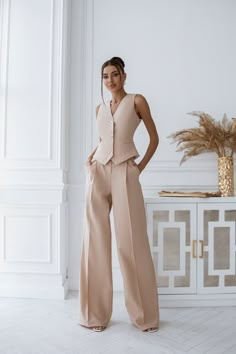 Fabric: Linen Linen 100% Sleeveless vest (3 buttons) Jetted pocket Palazzo pants Included: Vest and Pants Pants length: 123 cm/ 48.42 in Waist Coat And Trousers For Women, Vest And Trousers Outfit Women, Costume Pairs, Semi Formal Mujer, Trousers Women Outfit, Formal Pants Women, Client Board, Elegant Vest, Bday Dinner