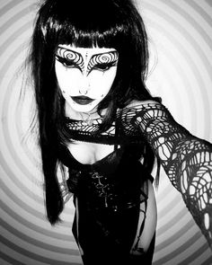 Goth Costume Ideas Halloween, Which Make Up, Goth Hair Ideas, Mall Goth Makeup, Trad Goth Makeup Ideas, Trad Goth Makeup 80s, Beginner Trad Goth Makeup, Trad Goth Aesthetic Images