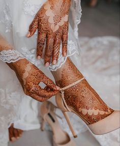 the bride is getting ready to put on her hendi