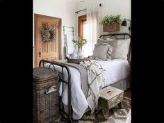 Country Cottage Living, Design Ložnic, Fall Bedroom Decor, Fall Bedroom, Cottage Bedroom, Country Bedroom, Farmhouse Bedroom Decor, Dreamy Bedrooms, Cottage Living