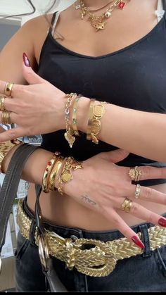 Golden Jewelry Outfit, Sade Girl Jewellery, Y2k Jewelry Gold, Y2k Gold Jewelry, Gold Jewellery Outfit, Nail Inspo Aesthetic, Aesthetic Watch, Mrs Bella, Chunky Gold Jewelry