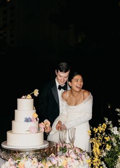 Bride and groom cutting cake at The Nasher Sculpture Center Wedding Dinner Pictures, Wedding Photography Photo Ideas, Loved Ones Wedding, Wedding Cake Photoshoot, Inside Wedding Photos, Wedding Band Photos, Film Photo Wedding, Family Wedding Portraits, Wedding Photography Mood Board