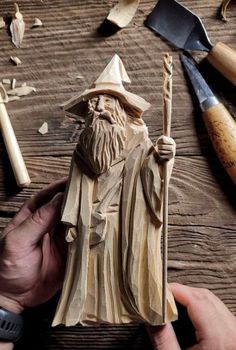 Wizard Wood Carving, Dremmel Art Projects Wood, Carved Gnomes, Caricature Carving, Wood Carving Art Sculpture, Carving For Beginners, Santa Carving, Dremel Carving, Simple Wood Carving