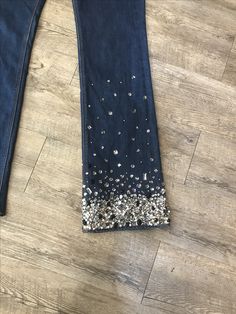 Jeans With Sequins, Glitter Jeans Diy, Bedazzled Clothes Diy, Bejeweled Pants, Bedazzled Pants, Bejeweled Jeans, New Jeans Trend, Bedazzled Denim, Glitter Jeans