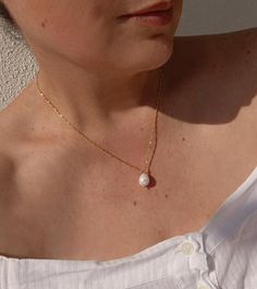 Single Pearl Necklace, Single Pearl Choker, Bridal Necklace, Minimalist Necklace, Bridesmaid Gift, Valentine's Gift, Christmas Gift for Mom Dainty minimalist necklace with genuine pearl that is perfect for wedding, for bridesmaids , for everyday look and for gift. -Material: High Quality 925 Sterling Silver High Quality 925 Sterling Silver gold filled 18k Freshwater pearl size: 9 - 10 mm -Length: 16.53 inches+2 inches extension -100% hypoallergenic-totally safe for skin 🎁 Package All of our jew Single Pearl Necklace, Single Pearl, Christmas Gift For Mom, Necklace Minimalist, Wedding Jewellery Necklace, Valentine's Gift, Pearl Choker, Christmas Gifts For Mom, Bridal Necklace