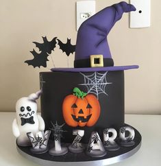 there is a halloween cake on the table