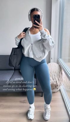 Comfy Black Leggings Outfit, Tomboy Gym Workout Outfits, Baddie Athleisure Outfits, Black Leggings Outfit Work, Gym Outfit Midsize, Fall Gym Outfit, Jeggings Outfit Casual, Comfy Gym Outfits, Gym Clothes Aesthetic