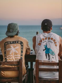 Surfer Boys Style, Mens Surfer Style, Vacay Pictures, Surf Style Men, Surfer Guys, Surf Style Clothes, Canadian Clothing, T-shirt Photography, Surfer Boys