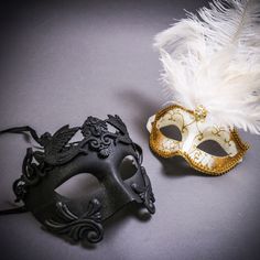 Black Roman Warrior Metallic & Gold Mardi Gras Eye Mask With Top White Feather Couple Masks Set Usms-M2599bk-M6151wtgo Masquerade Party Outfit Men, Masquerade Dinner, Masquerade Mask Men, Halloween Masquerade Ball, Masquerade Couple, Ball Attire, Masquerade Men, Warrior Men, Masquerade Mask Black