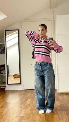 Color Style Fashion, How To Style Oversized Polo, Y2k Blouse Outfit, Girly Baggy Outfits, Basic Baggy Outfit, Pink Baggy Outfit, Baggy Polo Shirt Outfit, Baggy Shirts Outfit, Denim Long Sleeve Shirt Outfit