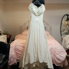 This Wedding Dress Is The Softest Velveteen I Have Ever Felt. It Is A Size 10, With Boning In The Seams Of The Bodice Both, On The Sides And The Back. It's Off The Shoulder Collar Is Made Of Satin And There Are Elastic Straps To Hold It Up. There Are Pearl Buttons That Are Sewn On The Back Of The Collar And Also Sewn On The Back Of The Dress To Simulate A Button Closure. The Dress Has A Moderate Train, It Does Not Bustle. The Dress Has Been In Storage For A Couple Decades So There Are Places Whe B Fashion, The Velvet, Pearl Buttons, Wedding Dresses Vintage, Vintage Tops, Gorgeous Dresses, Vintage Wedding, Halter Top, Steam