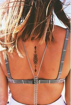 Geometric back tattoo Simple Tattoos For Women, Arrow Tattoo Design, Tato Henna, Cat Tattoos, Inspiration Tattoos, Tiny Tattoo, Arrow Tattoo, Arrow Tattoos, An Arrow