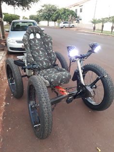 a bicycle with two seats on the front and one seat in the back that is reclining