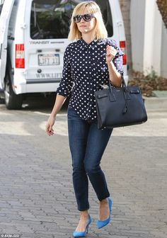 Reese Witherspoon Style, Navy Clothing, Bright Shoes, Smart Casual Outfit, Hollywood Fashion, Reese Witherspoon, Style Crush, Style Mistakes, Celebrity Gossip