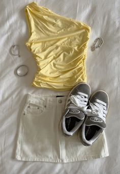 Light Yellow Outfit Ideas, Yellow Concert Outfit, Yellow Top Outfit Aesthetic, Yellow Top Outfit, Gameday Fits, Spring Ootd, Campus Outfit, Fashion Truck