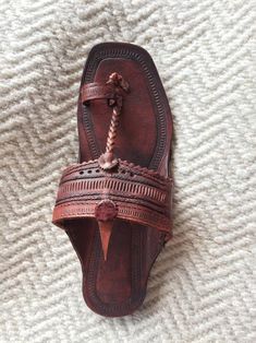 ^ Ethnic Authentic handcrafted Menswear shoes,kolhapuri chappal,marathi wedding slide sandals,flip flops,T strap,Flats,Slippers,Slip ons,beachwear,Diwali gift,Grooms gift,groomsmens gift,casualwear,fathers day gift,Wedding gifts. LINK FOR MENS SIZE https://www.etsy.com/uk/listing/814705538/unisex-mens-handmade-hippie-jesus?ref=shop_home_active_7&frs=1&crt=1 ^ If your size is not available,message me for the same or any other query. ^ 100% genuine leather ^ Durable ^ Kolhapuri chappals su Leather Barefoot Sandals, Buffalo Sandals, Kolhapuri Chappals, Straw Shoes, Grooms Gift, Marathi Wedding, Mens Slide Sandals, Toe Ring Sandals, Strap Flats