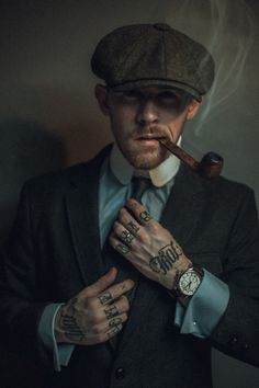 1920s Mens Fashion, Vintage Mens Fashion, Estilo Punk, Heritage Fashion, Photography Poses For Men, Male Portrait, Peaky Blinders, Gentleman Style, Poses For Men