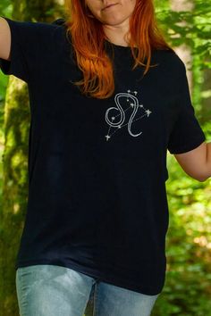 Personalisiertes Horoskop T-Shirt, Handgesticktes Sternzeichen Motiv, Unisex Shirt mit Zodiac-Design, Astrologie Geschenk - Etsy Polen Create A Board, Bobbin Lace, String Art