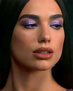 Dua Lipa Makeup, Celeb Makeup, Disco Makeup, Purple Eye Makeup, Purple Makeup, Purple Eyes, Editorial Makeup, Makeup Goals, Celebrity Makeup