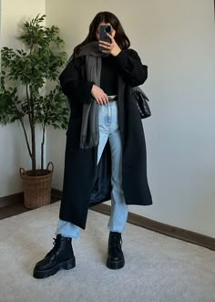 Amsterdam Fall Outfit, Amsterdam Winter Outfit, Wool Coat Outfit Casual, Amsterdam Outfit Winter, Platform Doc Martens Outfit, Raining Day Outfit, Winter Outfits Ideas For Women, Natural Outfit, Aesthetic Winter Outfits