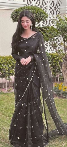 Black Sari, Desi Fits, Fancy Sarees Party Wear, Desi Outfits, Pakistani Fancy Dresses, Chique Outfits, Pakistani Dresses Casual, Dresses Traditional, Beautiful Pakistani Dresses