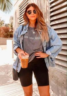 Sie ist bequem und lässt sich super kombinierenEine schwarze Radlerhose ist die Sommer-Version der klassischen Leggingsdie lieben wir ja auch heiund innigradlerhose trend hose fashion fashiontrend Radler Hose Outfit, Leggings Shorts Outfit, Spring Outfits 2022 Trends, Trendy Outfits 2020, Biker Shorts Outfit, Mode Casual, Trendy Summer Outfits, Mom Outfits