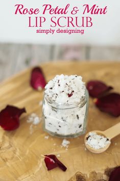 Coconut Oil Scrub, Peppermint Sugar Scrubs, Exfoliating Lip Scrub, Lip Scrub Homemade, Lip Scrub Diy, Vanilla Recipes, Face Scrub Homemade, Diy Scrub